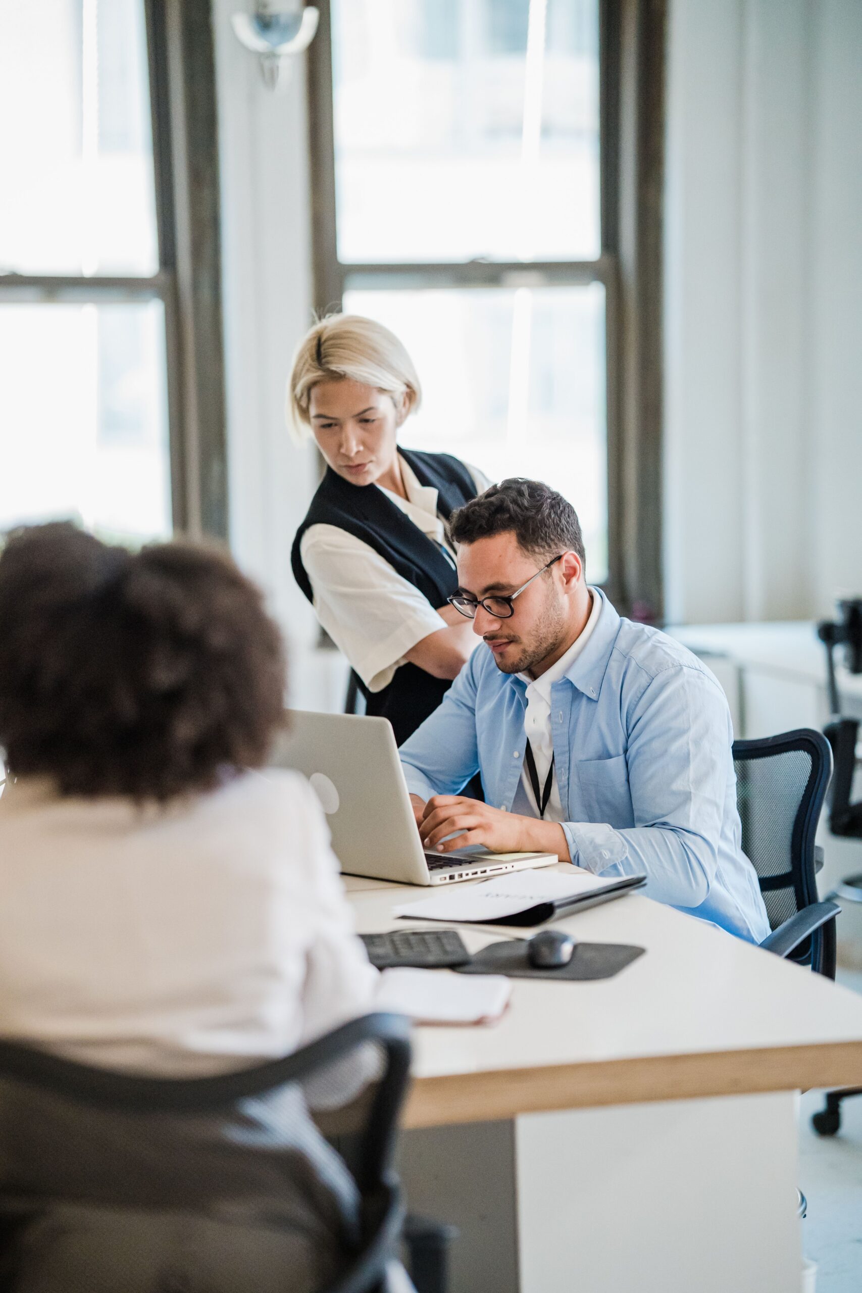 Kolleginnen und Kollegen bei der Zusammenarbeit