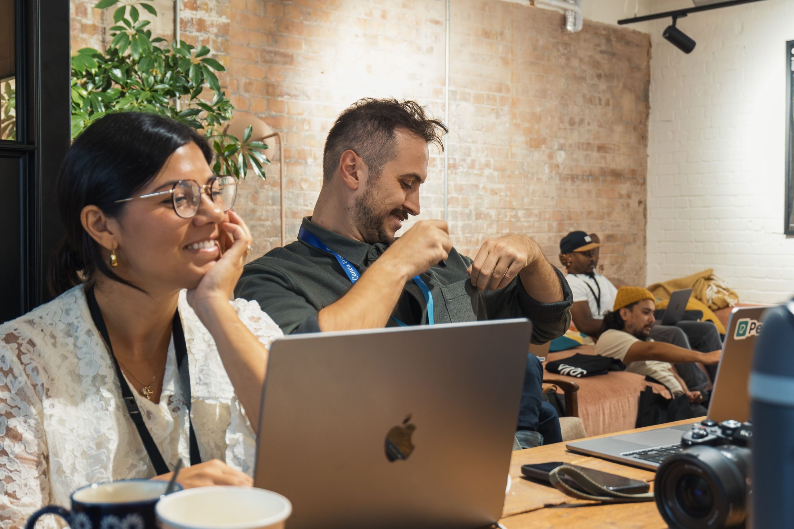Team bei der gemeinsamen Arbeit im Büro