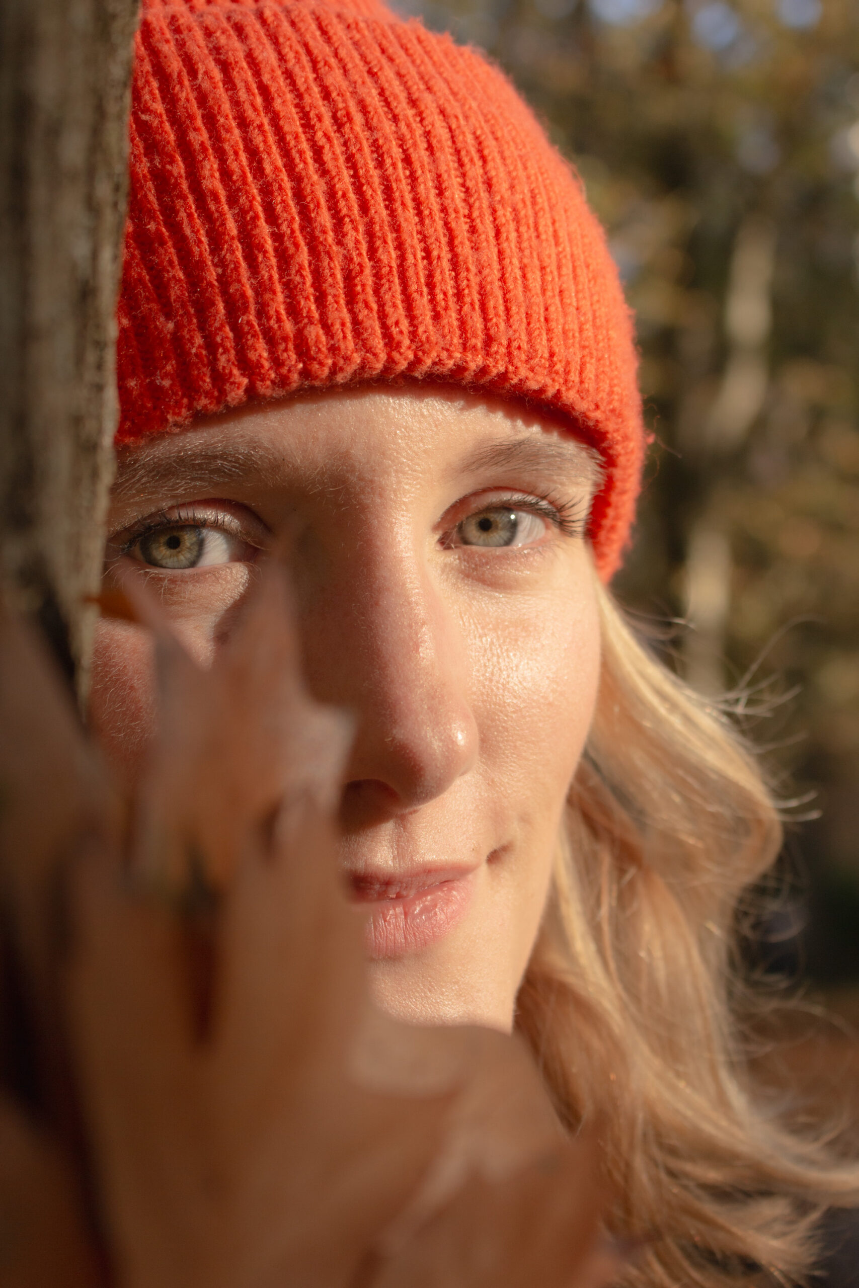 Nahes Herbstportrait einer Frau mit roter M&uuml;tze