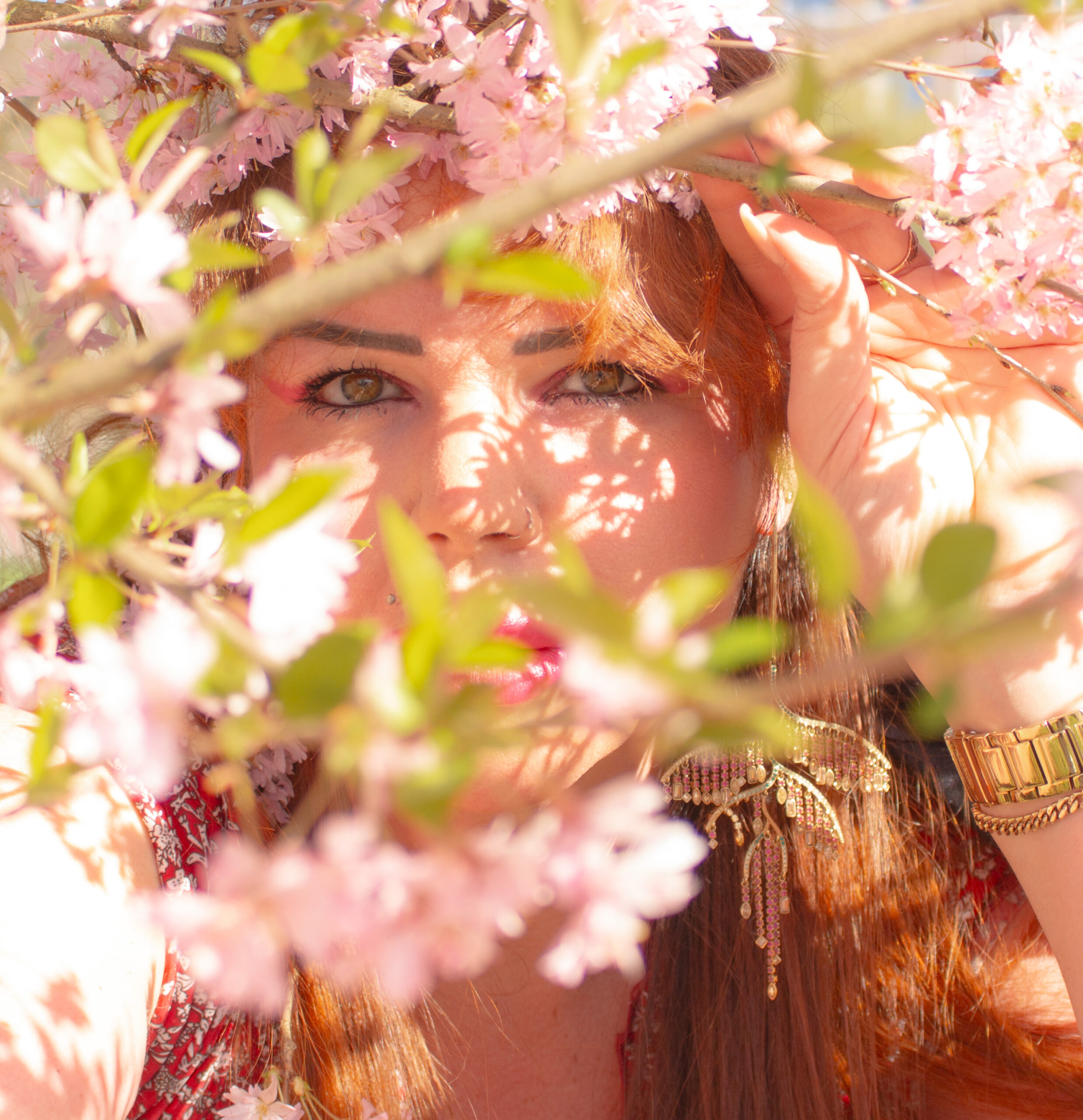 Ausdrucksstarkes Portrait zwischen Bl&uuml;ten und Bl&auml;ttern